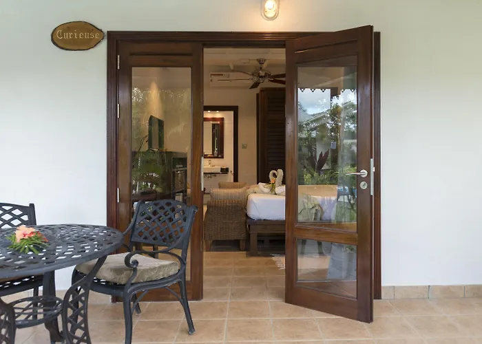 D'anse Boileau & Restaurant Chez Plume 4*